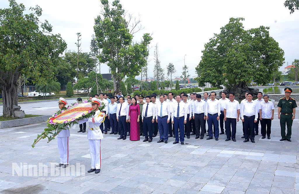 Đoàn đại biểu lãnh đạo tỉnh dâng hương, đặt vòng hoa tại Đền thờ và Đài tưởng niệm các anh hùng liệt sĩ tỉnh 